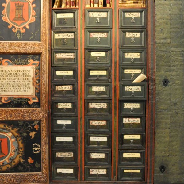 Tortosa.- Església de Sant Domènec, S. XVI – Un dels dos cossos centrals de l’armari-arxiu de l’any 1574 dotats de calaixos utilitzats per custodiar documents (6/2012)