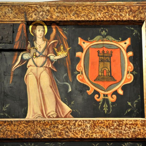 Tortosa.- Església de Sant Domènec, S. XVI – Detall d’un dels dos cossos centrals de l’armari-arxiu del 1574 on s’hi representa l’escut de la ciutat i l’Angel Custodi (6/2012)