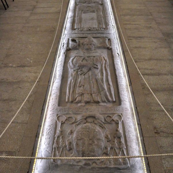 Tortosa.- Església de Sant Domènec – Sepultures dels promotors del col·legi i de l’església: Canonge Baltasar Sorió (Dalt) i del bisbe Joan Izquierdo (Centre) (6/2012)