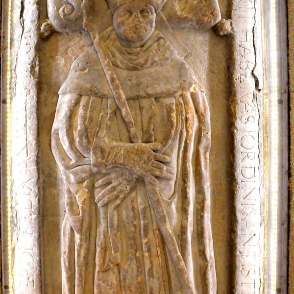 Tortosa.- Església de Sant Domènec – Sepultura del Bisbe Joan Izquierdo principal promotor del Col·legi i de l’església (6/2012)