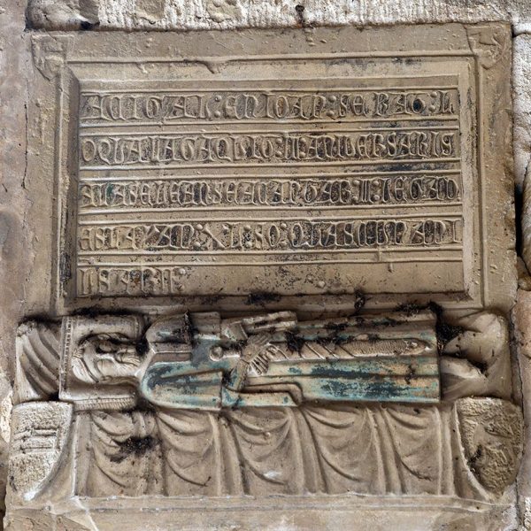Tortosa.- Catedral de Santa Maria – Mur nord del claustre adossat a l’església que mostra una col·lecció de làpides funeràries medievals amb epígrafs (7/2022)