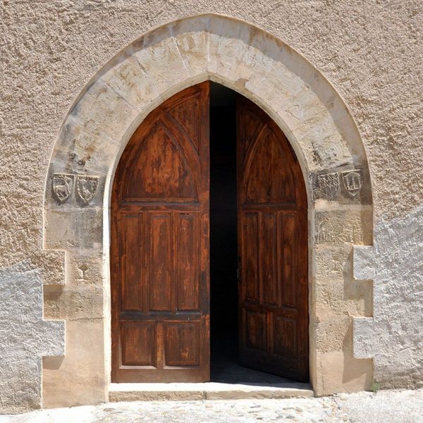 Tortosa.- Monestir gòtic de Santa Clara, S. XIII/XIV/XX – Porta gòtica de l’església d’arc apuntat on hi han varis escuts heràldics esculpits (7/2012)