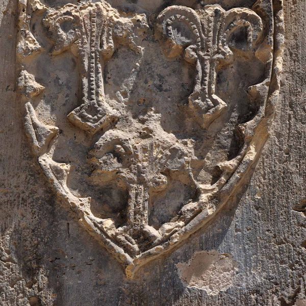 Tortosa.- Monestir gòtic de Santa Clara – Escut heràldic situat a l’esquerra de la porta de l’església que podria procedir de l’antiga església templera de Sant Miquel (7/2012)