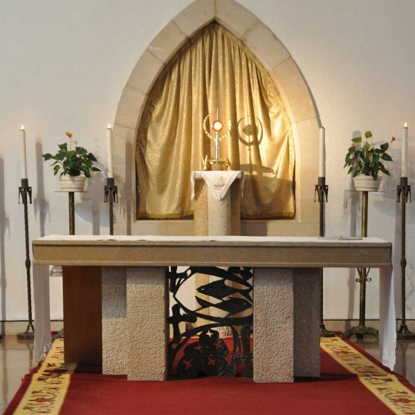 Tortosa.- Monestir gòtic de Santa Clara, S. XIII/XIV/XX – Església Nostra Senyora de les Neus – Vista del presbiteri amb l’altar i capçalera recta on s’exposa el Santíssim (7/2012)