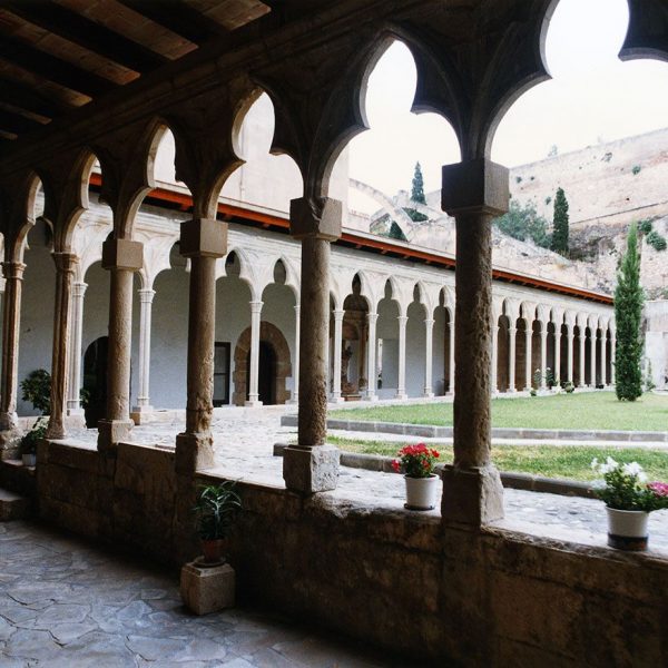 Tortosa.- Monestir gòtic de Santa Clara, S. XIII/XIV/XX – Claustre del S. XIII que va sofrir importants destrosses per la guerra i del que resten dues galeries (7/1996)
