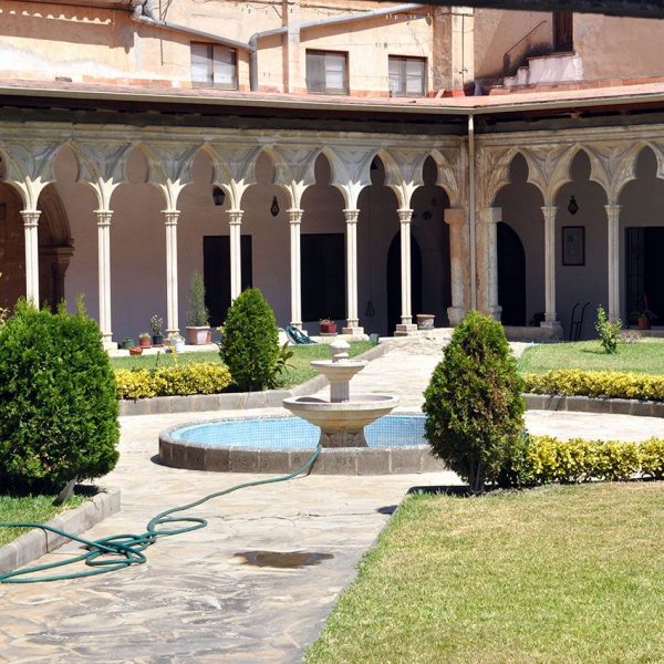 Tortosa.- Monestir gòtic de Santa Clara, S. XIII/XIV/XX – Claustre del S. XIII del que resten dues galeries molt reconstruïdes d’arcs trilobulats sobre columnes (7/2012)