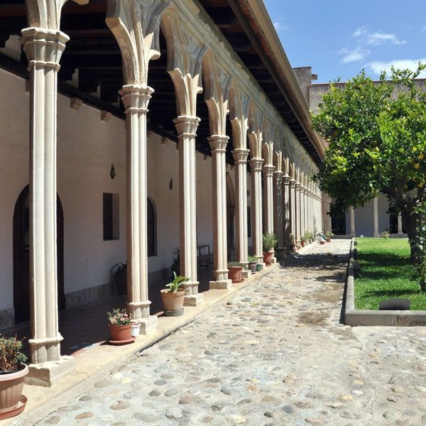 Tortosa.- Monestir gòtic de Santa Clara, S. XIII/XIV/XX – Claustre del S. XIII del que resten dues galeries molt reconstruïdes d’arcs trilobulats sobre columnes (7/2012)