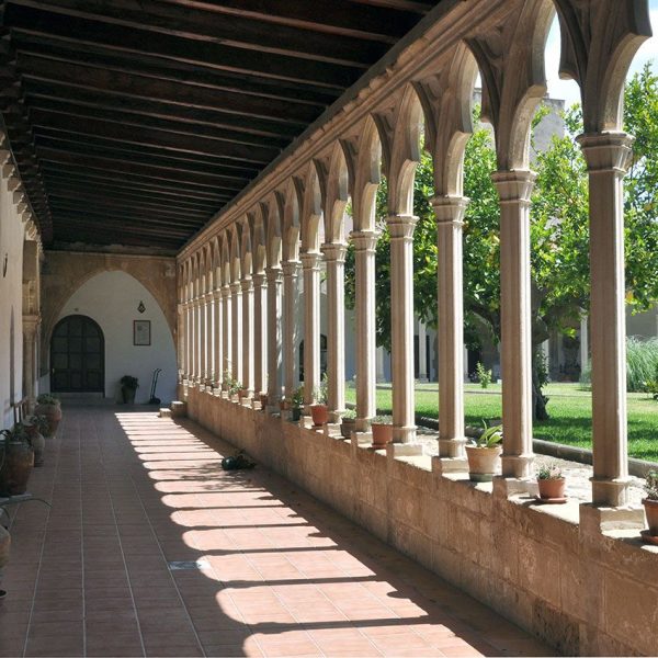 Tortosa.- Monestir gòtic de Santa Clara, S. XIII/XIV/XX – Claustre del S. XIII del que resten dues galeries molt reconstruïdes d’arcs trilobulats sobre columnes (7/2012)