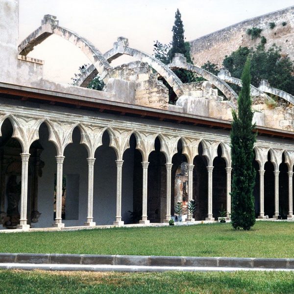 Tortosa.- Monestir gòtic de Santa Clara, S. XIII/XIV/XX – Galeria nord-est del claustre del S. XIII adossada a l’antiga església templera de Sant Miquel (6/1996)