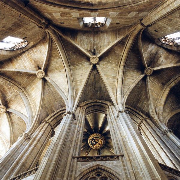 Tortosa.- Catedral de Santa Maria – Capçalera formada per una doble girola coberta amb volta de creueria en forma de trapezis i triangles (2/2003)