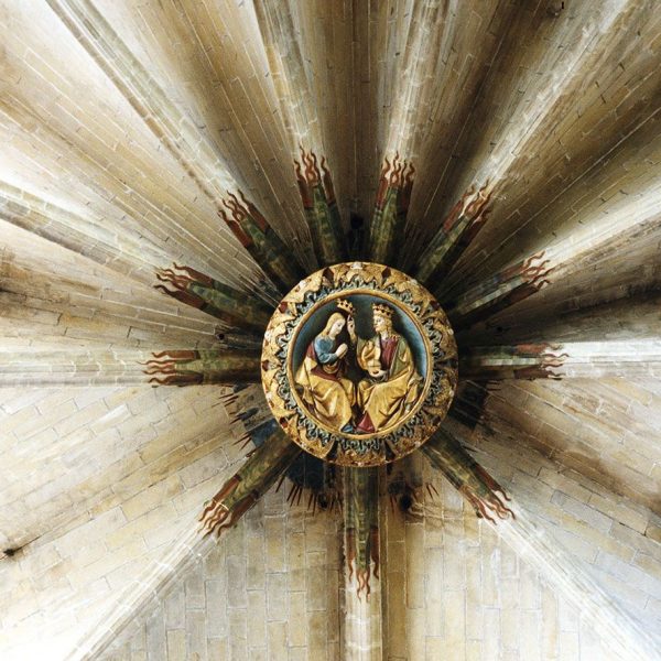 Tortosa.- Catedral de Santa Maria – Clau central del presbiteri on hi ha esculpida l’escena de la Coronació de la Verge per Crist atribuïda a Bartomeu Santalínia (2/2003)