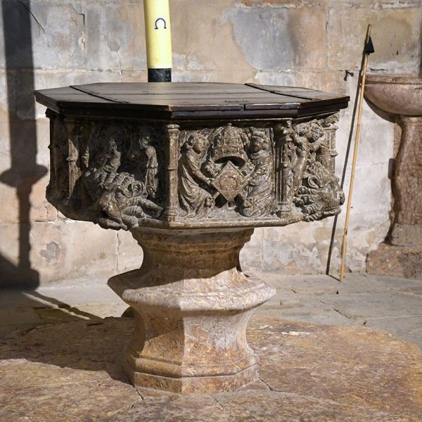 Tortosa.- Catedral de Santa Maria – Pica baptismal del Papa Luna (Benet XIII), S. XV amb l’escut del Papa i escenes mitològiques (7/2022)