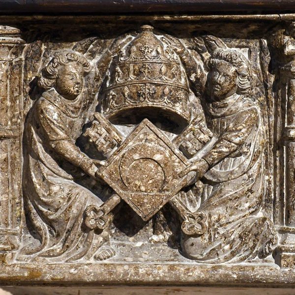 Tortosa.- Catedral de Santa Maria – Pica baptismal del Papa Luna (Benet XIII), S. XV amb l’escut del Papa i escenes mitològiques (7/2022)