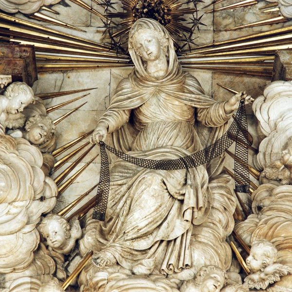 Tortosa.- Catedral de Santa Maria – Capella barroca Mare de Déu de la Cinta – Imatge de la Verge de la Cinta envoltada d’àngels i núvols realitzats en marbre (2/2003)