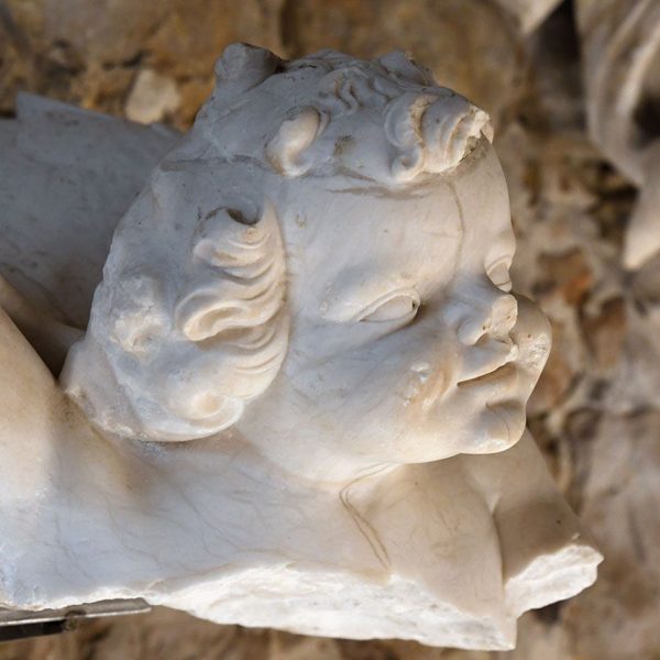 Tortosa.- Catedral de Santa Maria – Àngel de la capella de la Mare de Déu de la Cinta del S. XVIII exposat al Museu de la Catedral (7/2022)