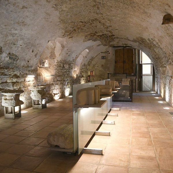 Tortosa.- Catedral de Santa Maria – Sala del Prior, S. XII/XIII acull una exposició permanent del museu de la catedral (7/2022)
