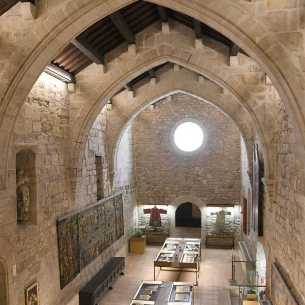 Tortosa.- Catedral de Santa Maria – Refectori del canonges, sala gòtica que acull part del museu de la catedral amb pintures, tapissos, còdex i indumentària entre altres (7/2022)