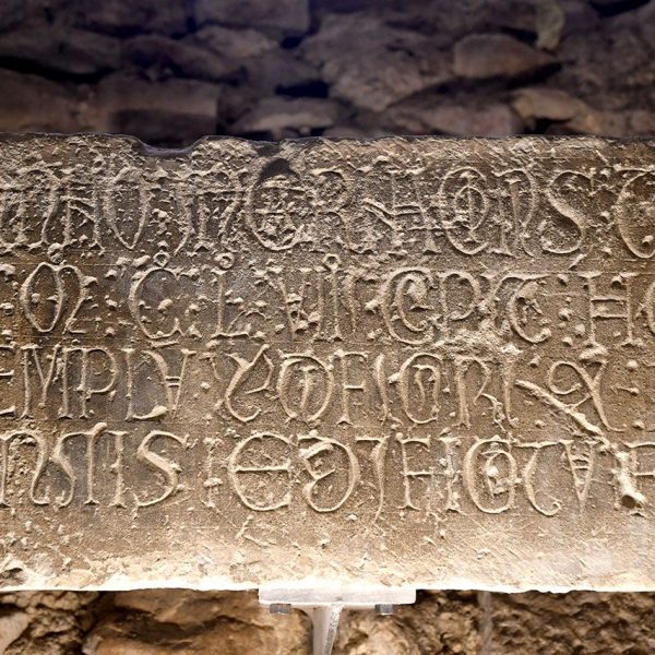 Tortosa.- Catedral de Santa Maria – Refectori del canonges, Làpida commemorativa de la inauguració de la catedral romànica (7/2022)