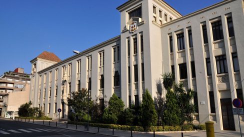 Tortosa.- Església i Col·legi de les Teresianes inaugurats en el curs 1929-1930 de planta baixa i dos pisos amb dos cossos sobresortits a manera de torres (7/2012)