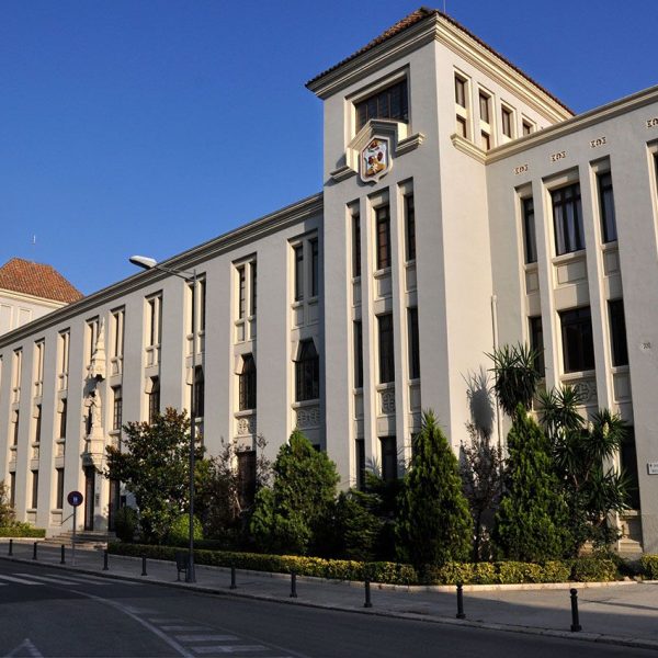 Tortosa.- Església i Col·legi de les Teresianes inaugurats en el curs 1929-1930 de planta baixa i dos pisos amb dos cossos sobresortits a manera de torres (7/2012)