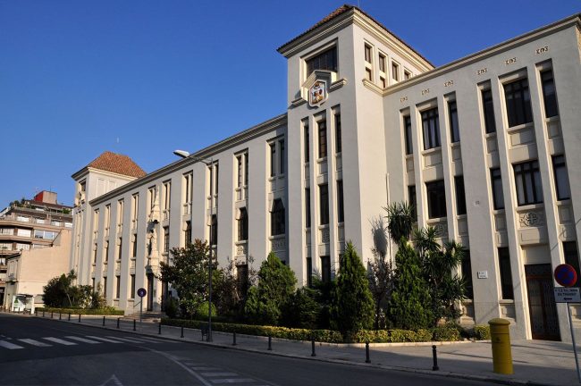 Tortosa.- Església i Col·legi de les Teresianes inaugurats en el curs 1929-1930 de planta baixa i dos pisos amb dos cossos sobresortits a manera de torres (7/2012)