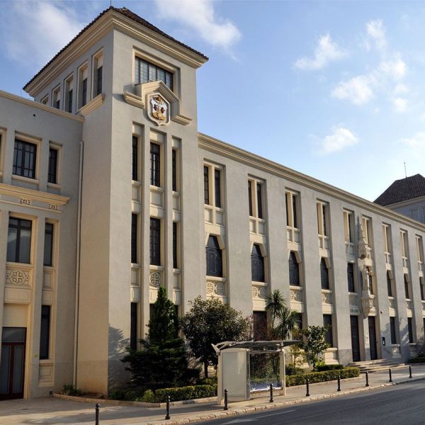 Tortosa.- Església i Col·legi de les Teresianes inaugurats en el curs 1929-1930 de planta baixa i dos pisos amb dos cossos sobresortits a manera de torres (7/2012)
