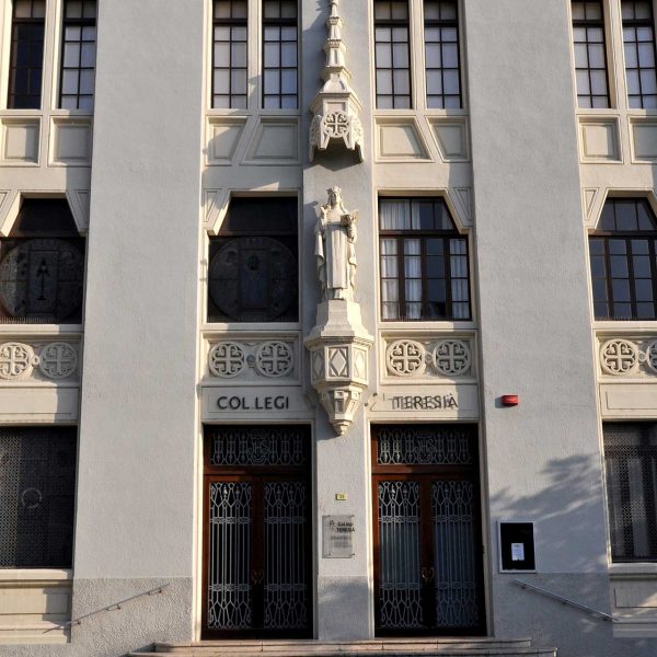 Tortosa.- Església i Col·legi de les Teresianes. Portes centrals de l’edifici amb la imatge de Santa Teresa de Jesús sobre una peanya i coronada per un dosser (7/2012)