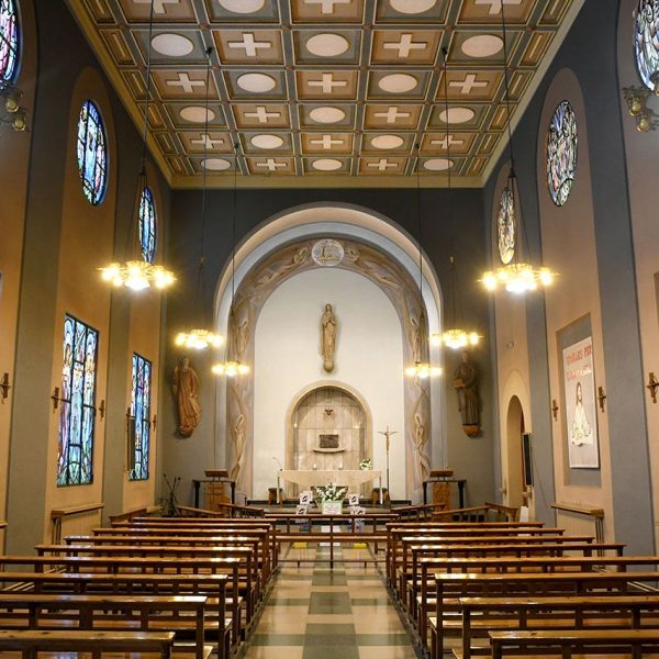 Tortosa.- Església del Col·legi de les Teresianes d’una sola nau amb el sostre pla i absis recte il·luminat per finestrals circulars als laterals i d’altres quadrades a l’esquerra (7/2022)