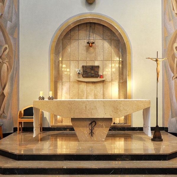 Tortosa.- Església del Col·legi de les Teresianes – Presbiteri amb l’arcada ornamentada amb pintures murals d’àngels que conflueixen a la clau amb un Agnus Dei (7/2012)