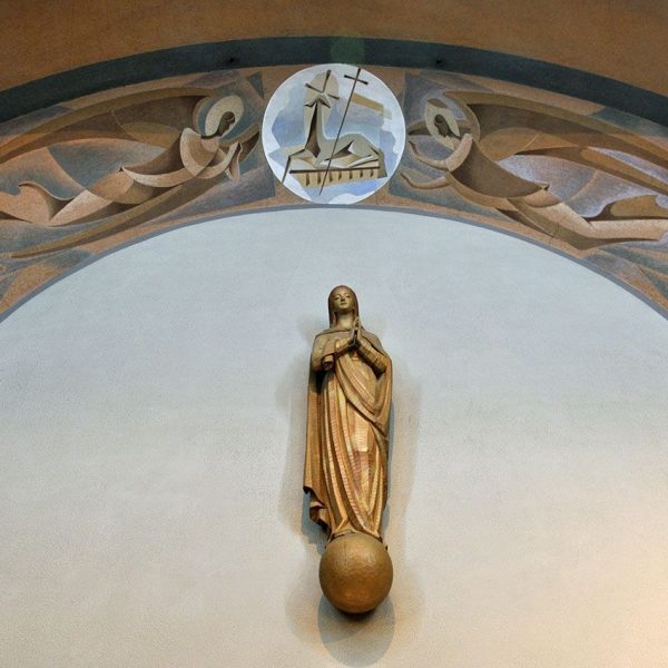 Tortosa.- Església del Col·legi de les Teresianes – Presbiteri amb l’arcada ornamentada amb pintures murals d’àngels que conflueixen a la clau amb un Agnus Dei (7/2012)