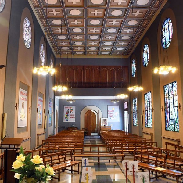 Tortosa.- Església del Col·legi de les Teresianes – Vista del fons de la nau amb el sostre pla il·luminat per finestrals circulars als laterals i d’altres quadrats a la dreta (7/2022)