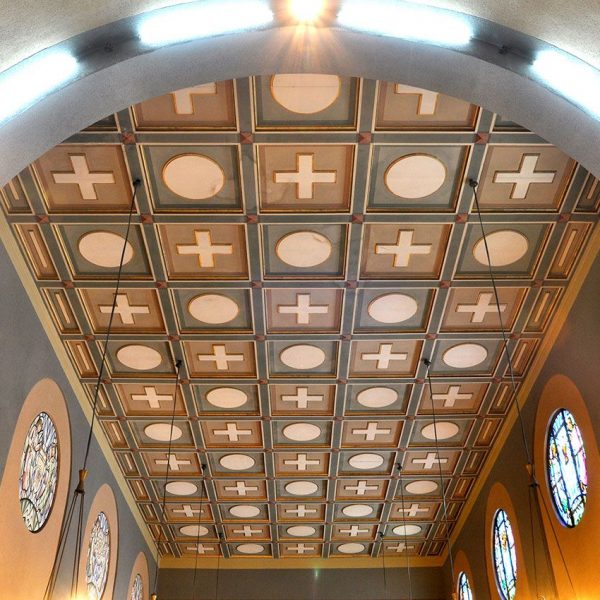 Tortosa.- Església del Col·legi de les Teresianes – Coberta de la nau amb el sostre pla decorat amb cassetons alternant creus i cercles (7/2012)