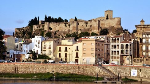 Tortosa.- Castell de la Suda que ressegueix el turó bastit pel Califa Abd al-Rahman III l’any 944 i conquerit pel compte Ramon Berenguer IV l’any 1118 (7/2012)