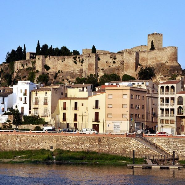 Tortosa.- Castell de la Suda que ressegueix el turó bastit pel Califa Abd al-Rahman III l’any 944 i conquerit pel compte Ramon Berenguer IV l’any 1118 (7/2012)