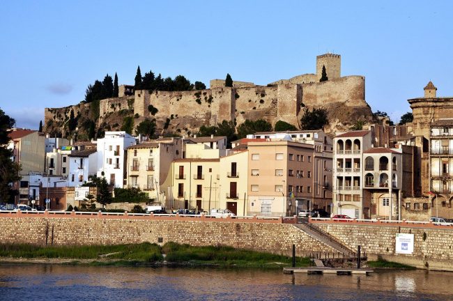 Tortosa.- Castell de la Suda que ressegueix el turó bastit pel Califa Abd al-Rahman III l’any 944 i conquerit pel compte Ramon Berenguer IV l’any 1118 (7/2012)