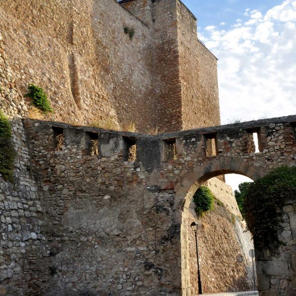 Tortosa.- Castell de la Suda bastit pel Califa Abd al-Rahman III l’any 944 – Portal de recinte mitjà defensat amb espitlleres (7/2012)