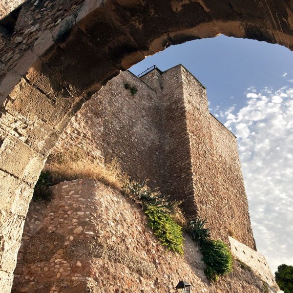 Tortosa.- Castell de la Suda bastit pel Califa Abd al-Rahman III l’any 944 – Portal de recinte mitjà defensat amb espitlleres (7/2012)
