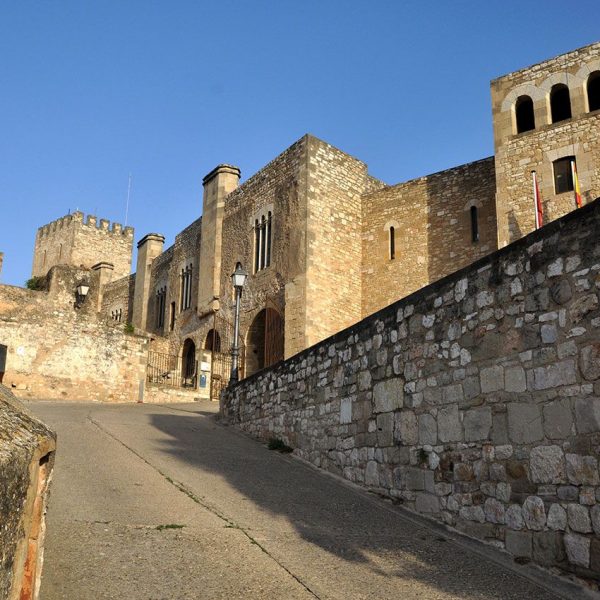 Tortosa.- Castell de la Suda bastit pel Califa Abd al-Rahman III l’any 944 ocupat pel Parador de Turisme – Pujada al castell amb el portal del recinte superior (7/2012)