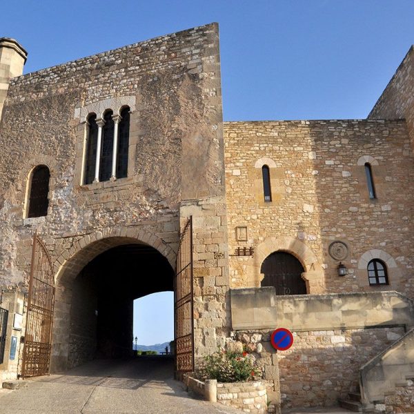 Tortosa.- Castell de la Suda bastit pel Califa Abd al-Rahman III l’any 944 – Portal del recinte superior obert a la muralla de migdia on es conserven finestrals gòtics (7/2012)