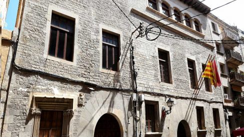 Tortosa.- Palau Despuig dels S. XV/XVI situat a l’esquerra i Oriol a la dreta del XV ambdós gòtics els quals es troben connectats des de l’any 2012 (7/2022)