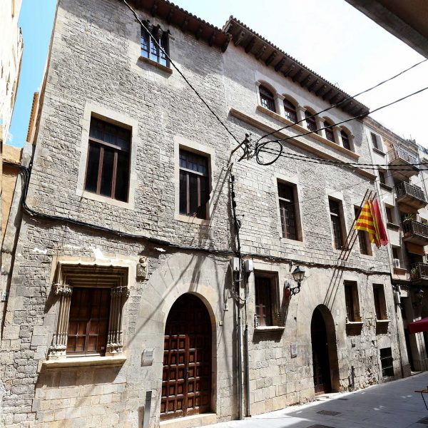 Tortosa.- Palau Despuig dels S. XV/XVI situat a l’esquerra i Oriol a la dreta del XV ambdós gòtics els quals es troben connectats des de l’any 2012 (7/2022)