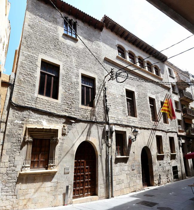 Tortosa.- Palau Despuig dels S. XV/XVI situat a l’esquerra i Oriol a la dreta del XV ambdós gòtics els quals es troben connectats des de l’any 2012 (7/2022)