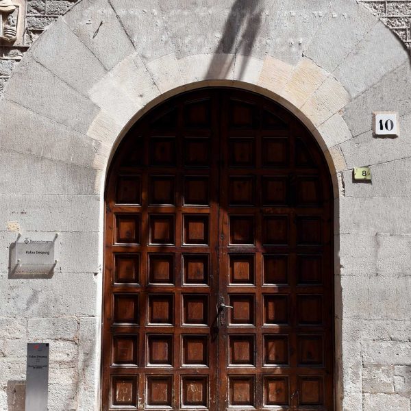Tortosa.- Palau gòtic Despuig dels S. XV/XVI – Porta adovellada d’arc de mig punt (7/2022