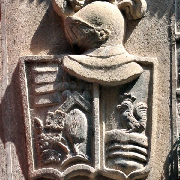 Tortosa.- Palau gòtic Despuig , S. XV/XVI – Escut no identificat dins l’heràldica situat entre la dovella de la porta i finestra (7/2012)