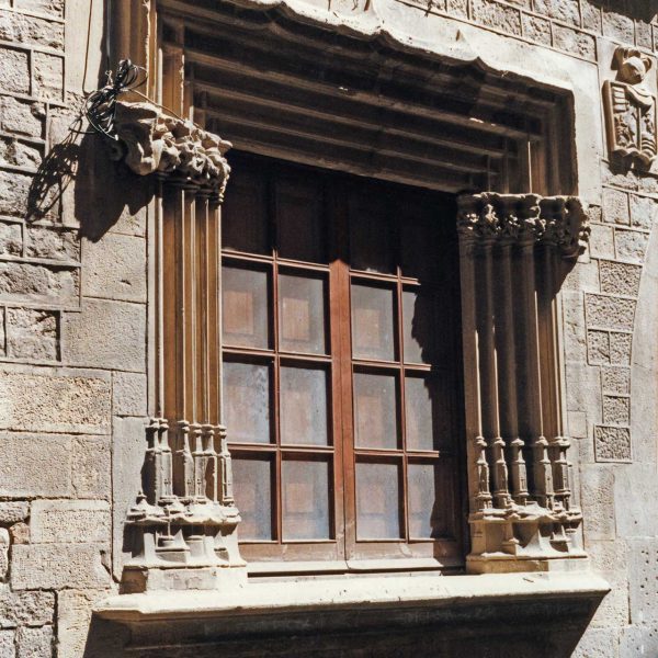 Tortosa.- Palau gòtic Despuig , S. XV/XVI – Finestra gòtico-renaixentista amb l’extradós recolzat en mènsules, columnes amb capitells i culs de llàntia a la base (7/1996)