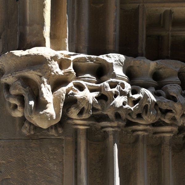 Tortosa.- Palau gòtic Despuig , S. XV/XVI – Mènsula de l’extradós i capitells de les columnes laterals de la finestra gòtico-renaixentista de la planta baixa (7/2012)