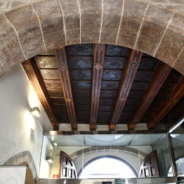 Tortosa.- Palau gòtic Despuig , S. XV/XVI – Vestíbul d’accés al pati que conserva l’estructura original amb el sostre enteixinat del S.XV (7/2022