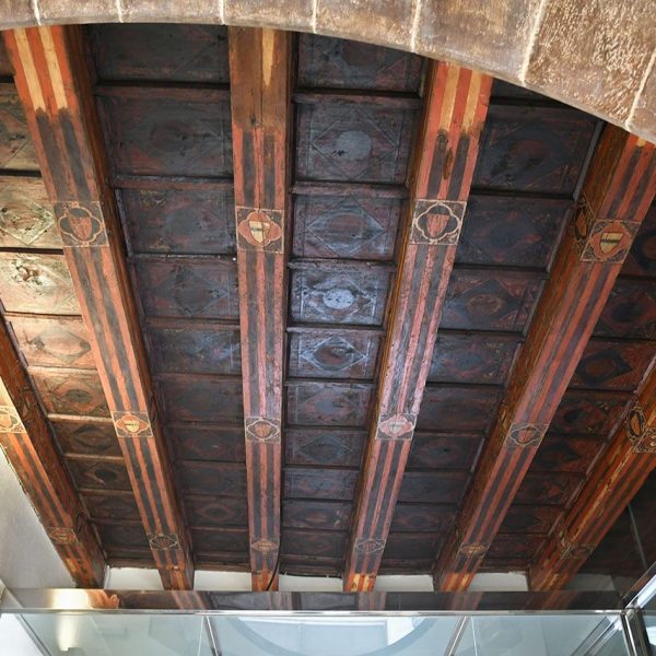 Tortosa.- Palau gòtic Despuig , S. XV/XVI – Vestíbul d’accés al pati que conserva l’estructura original amb el sostre enteixinat del S.XV (7/2022