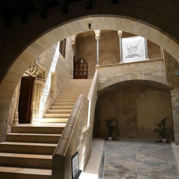 Tortosa.- Palau gòtic Despuig , S. XV/XVI – Pati que conserva l’estructura original trapezoïdal amb l’escala d’accés a les plantes superiors (7/2022)