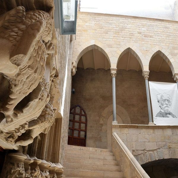 Tortosa.- Palau gòtic Despuig , S. XV/XVI – Escut dels Corder esculpit a la porta de l’entresol i galeria del primer pis amb quatre arcs ogivals sostinguts per columnes (7/2022)
